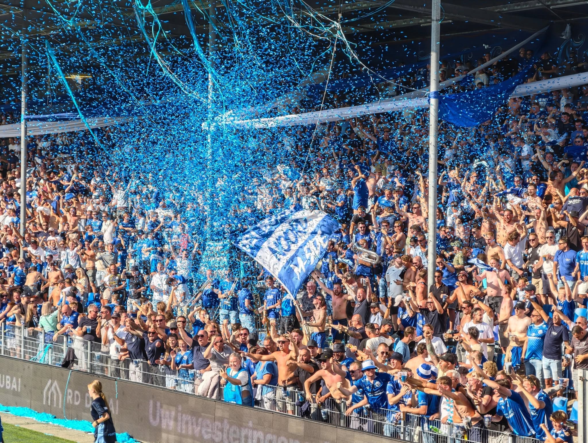 Blaue Konfetti-Aktion in Den Bosch