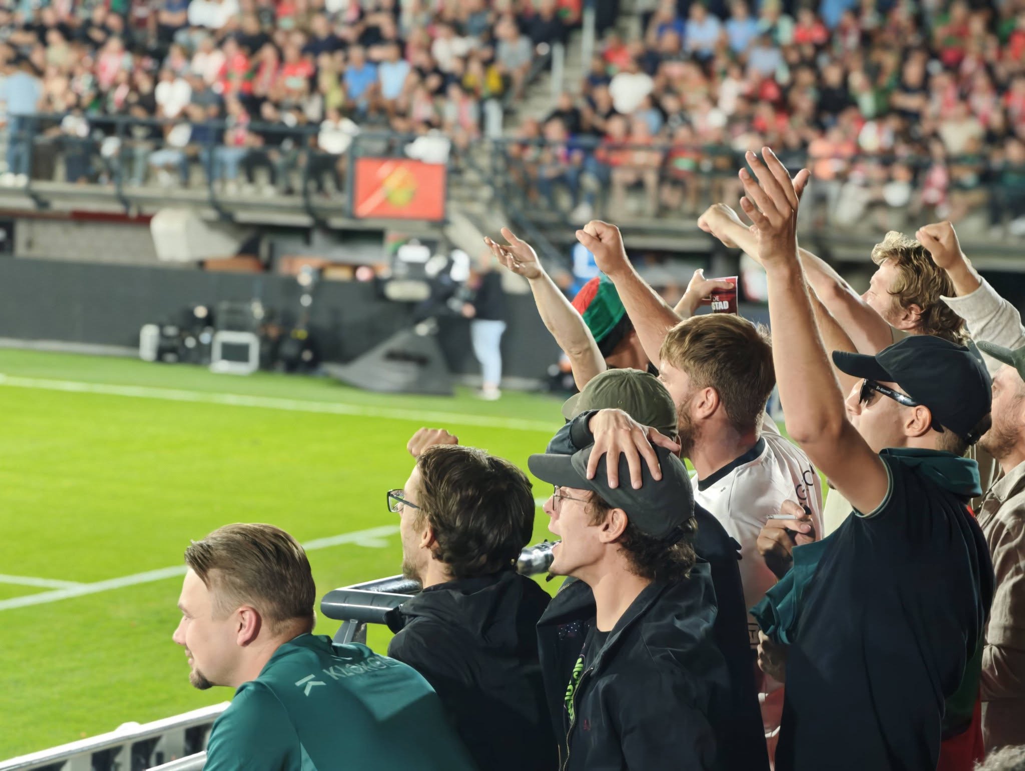 Dicht gefüllte Fußballkurve